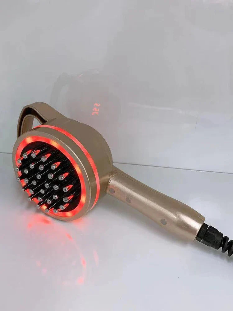 Brosse de massage électrique amincissante dorée avec éclairage LED, vue de côté mettant en avant les picots massants et le design ergonomique.