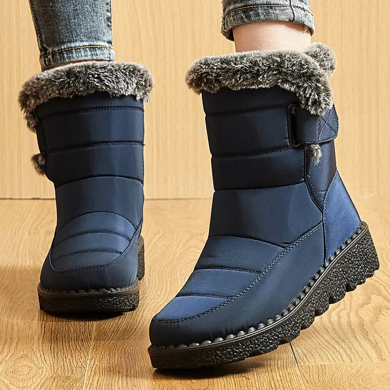 Bottines de Neige Femme : Élégance et Performance Hivernale – vue rapprochée avec doublure en fourrure grise et coloris bleu marine