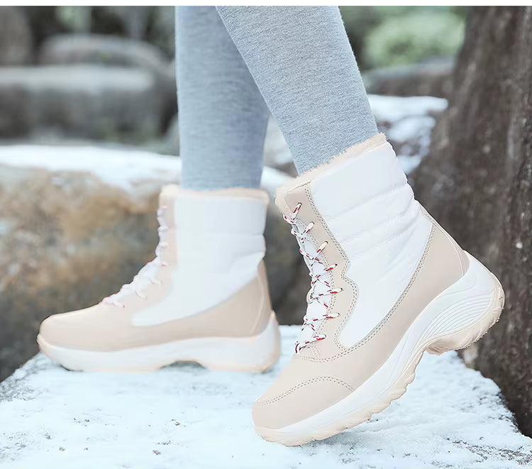 Chaussures d'Hiver Femme : Élégance et Confort – Bottes beige avec tige rembourrée, lacets rouges et semelles blanches sur un sol enneigé.