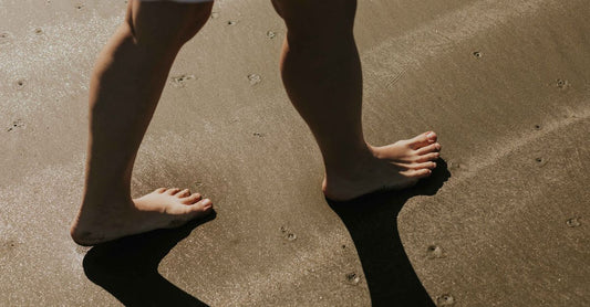 Comprendre les pieds gonflés : causes et solutions pour un soulagement efficace