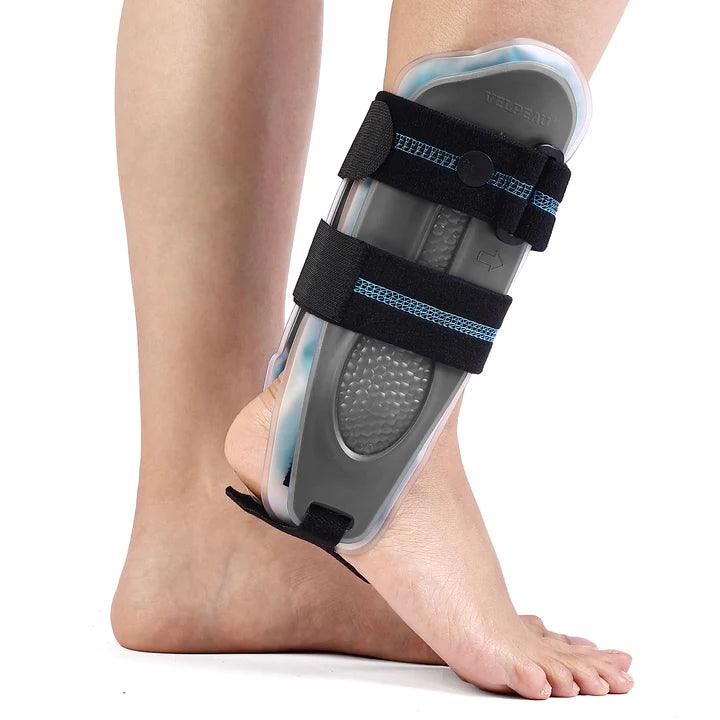 Attelle Cheville PowerGuard – vue latérale d'une attelle transparente et noire ajustée sur une cheville, mettant en avant son design ergonomique.