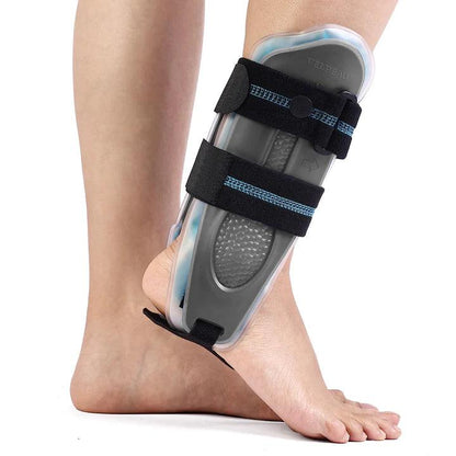 Attelle Cheville PowerGuard – vue latérale d'une attelle transparente et noire ajustée sur une cheville, mettant en avant son design ergonomique.