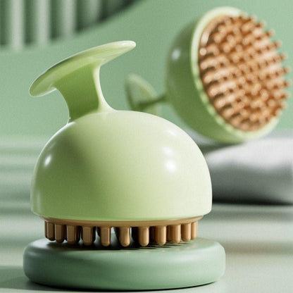 Brosse de massage anti-cellulite manuelle en silicone vert clair avec picots marron, vue de près sur fond doux.