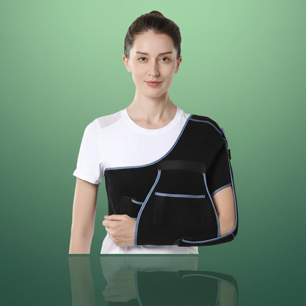 Attelle bras épaule – vue de face d'une femme portant l'attelle noire avec poches, mettant en avant le design ergonomique et le tissu mesh