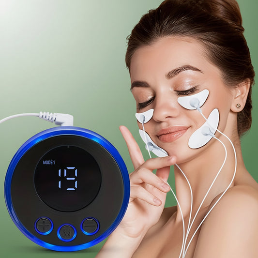 Appareil de massage facial anti-déformable – vue de face avec écran affichant le mode de massage et électrodes sur le visage d'une femme