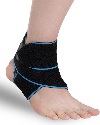 Attelle Cheville ProtectoMove - vue latérale sur un pied nu, en tissu mesh noir avec des accents bleus, offrant un soutien ajusté.