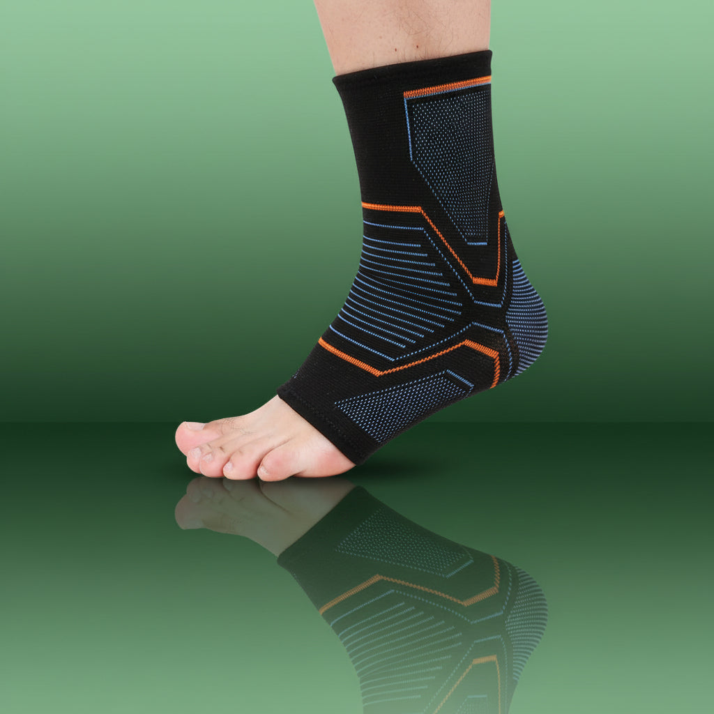 Attelle Cheville ComfortWrap – vue latérale d'une attelle noire avec motifs bleus et orange, ajustée sur une cheville nue.