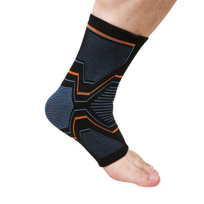 Attelle Cheville ComfortWrap en noir et orange, vue latérale sur un pied nu, mettant en avant son design ergonomique et sa matière mesh respirante.