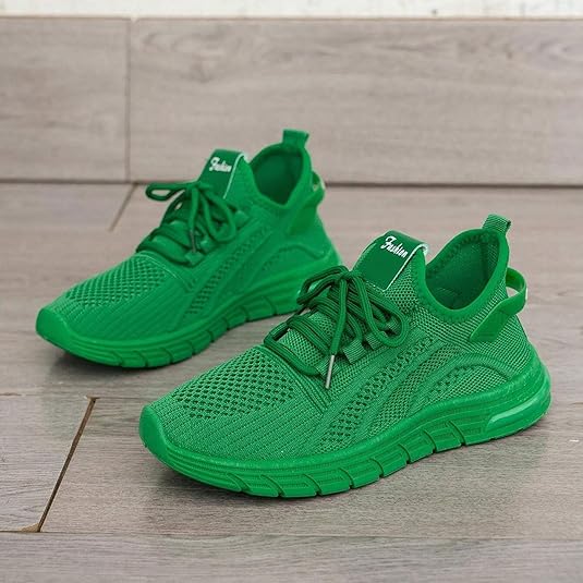 Basket vertes pour femmes – vue générale sur des chaussures légères en mesh, couleur verte éclatante avec lacets.