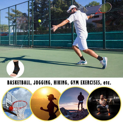 Attelle Cheville ComfortWrap portée par un joueur de tennis en action sur un court, montrant son design ergonomique et sa couleur noire.