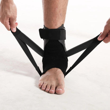 Attelle cheville noire en mesh, portée sur un pied nu, avec des bandes de maintien ajustées visibles, offrant un soutien optimal.