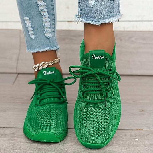 Basket vertes pour femmes – Vue de face avec détail en mesh respirant, portées avec un jean déchiré sur un sol clair