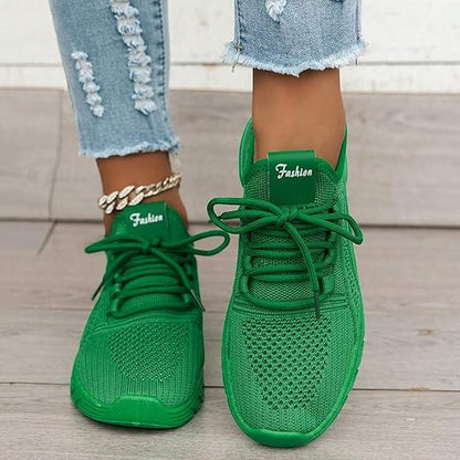 Basket vertes pour femmes – Vue de face avec détail en mesh respirant, portées avec un jean déchiré sur un sol clair