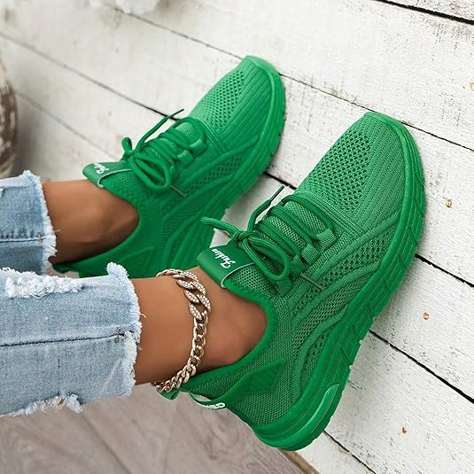 Basket vertes pour femmes – Vue de côté avec détail en mesh respirant, portées avec un jean déchiré sur une surface claire
