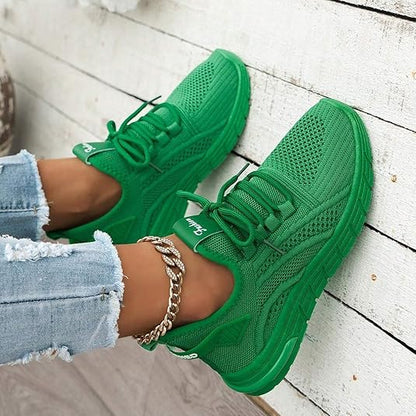 Basket vertes pour femmes – Vue de côté avec détail en mesh respirant, portées avec un jean déchiré sur une surface claire