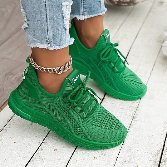 Basket vertes pour femmes – Vue en bas avec détail sur la texture en mesh et la semelle épaisse, portées avec un jean déchiré