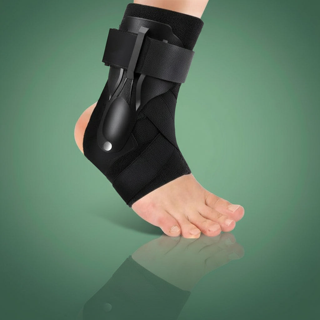 Attelle cheville rigide – vue latérale sur un pied nu, en tissu noir avec un design ergonomique et des éléments de soutien.