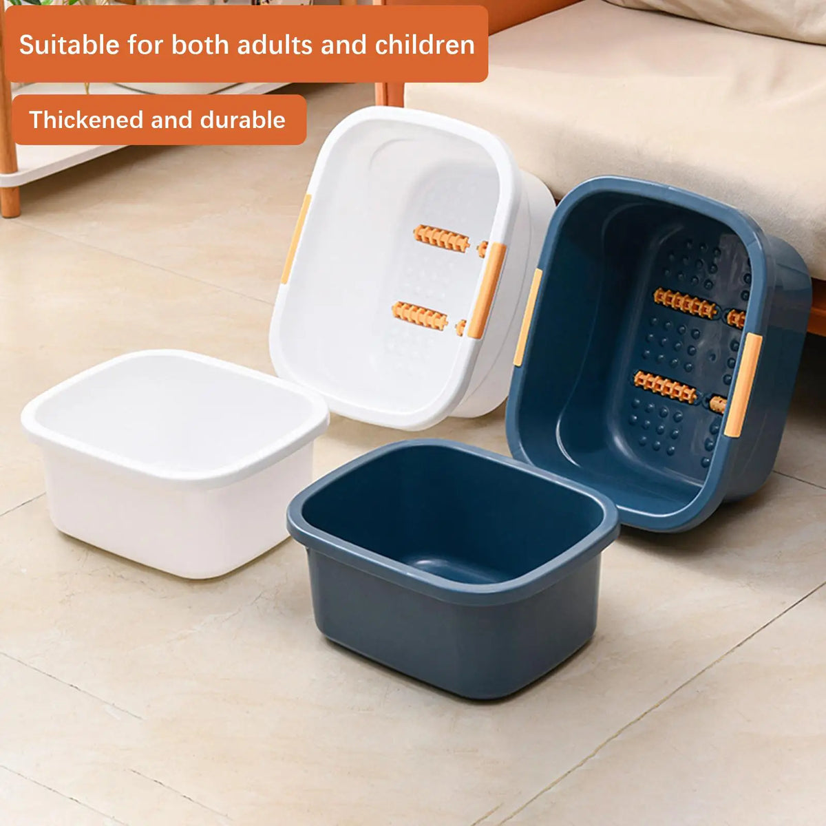 Bain de pied - Bassin portable de couleur blanche et bleue avec poignées orange, vue de dessus sur un sol clair.