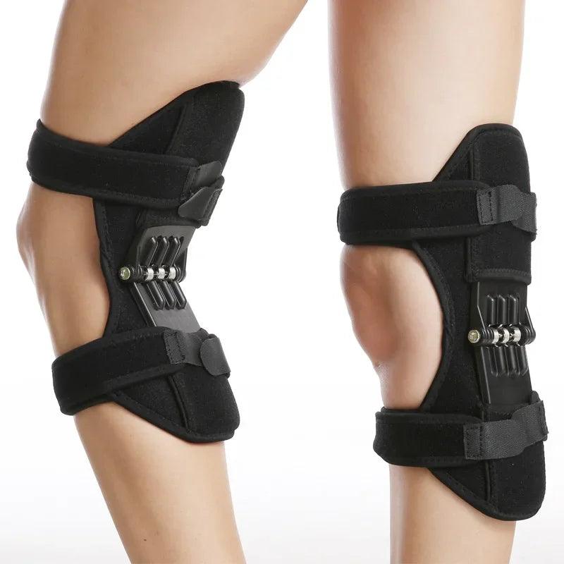 Attelle articulée du genou – vue latérale sur un genou avec attelle noire, montrant les sangles de fixation et le design ergonomique.
