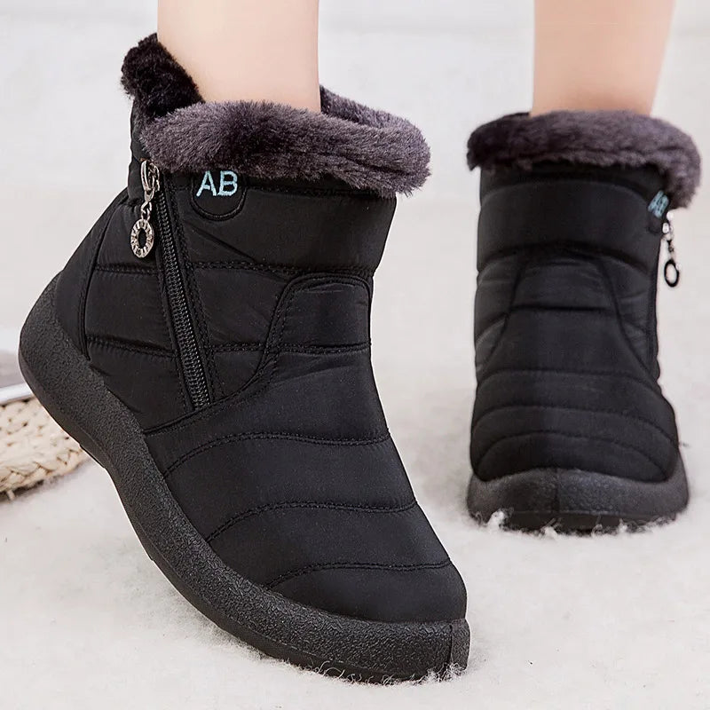 Boots Imperméable Femme noires avec col en fourrure grise, vue arrière, dotées d'une fermeture éclair sur le côté.