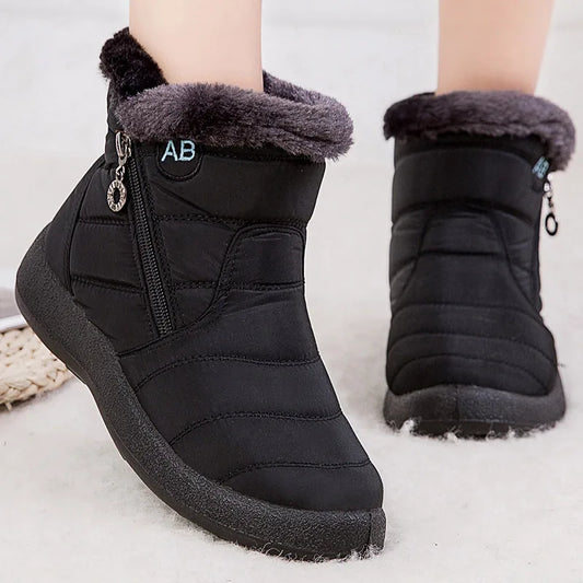 Boots Imperméable Femme noires avec col en fourrure grise, vue arrière, dotées d'une fermeture éclair sur le côté.