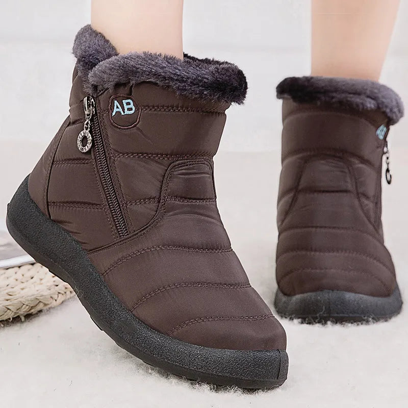 Boots Imperméable Femme en marron avec doublure en fourrure, vue latérale mettant en avant la fermeture éclair et la semelle antidérapante.