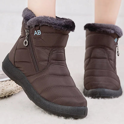 Boots Imperméable Femme en marron avec doublure en fourrure, vue latérale mettant en avant la fermeture éclair et la semelle antidérapante.