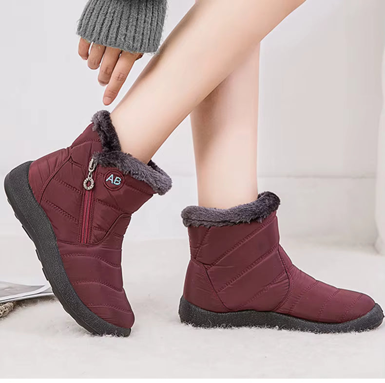 Boots Imperméable Femme en bordeaux avec doublure en fourrure, vue latérale mettant en avant la semelle antidérapante et le zip latéral.
