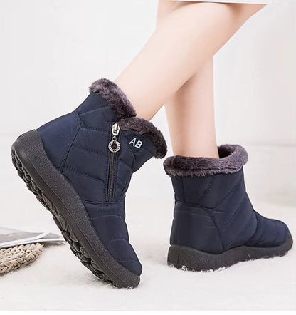 Boots Imperméable Femme en bleu marine avec doublure en fourrure, vue latérale mettant en avant la semelle antidérapante et le haut rembourré.