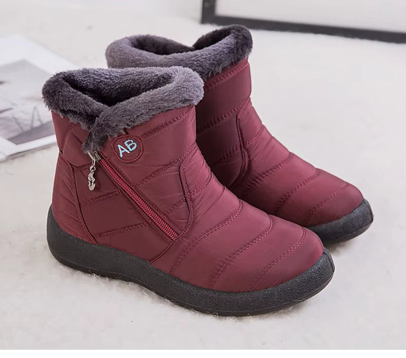 Boots Imperméable Femme en bordeaux avec doublure en fourrure, zip latéral et semelle antidérapante, vue de face mettant en avant le confort.