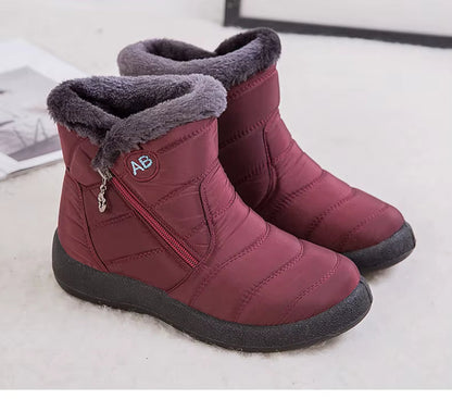 Boots Imperméable Femme en bordeaux avec doublure en fourrure, zip latéral et semelle antidérapante, vue de face mettant en avant le confort.