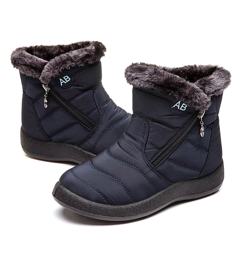 Boots Imperméable Femme en bleu marine avec doublure en fourrure grise, vue rapprochée montrant la texture matelassée et les fermetures éclair.