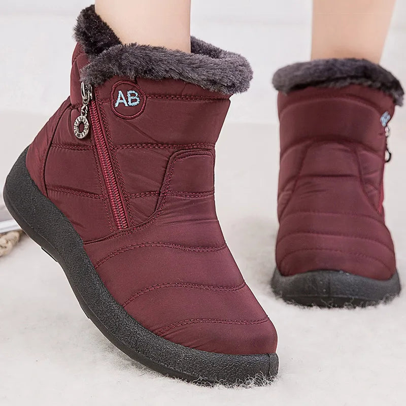 Boots Imperméable Femme en bordeaux avec doublure en fourrure et zip latéral, vue rapprochée sur la semelle et le haut rembourré.