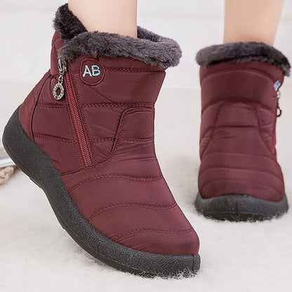 Boots Imperméable Femme en bordeaux avec doublure en fourrure et zip latéral, vue rapprochée sur la semelle et le haut rembourré.