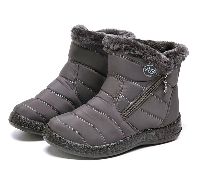 Boots Imperméable Femme en gris avec col en fourrure, vue rapprochée montrant la texture matelassée et la semelle antidérapante.