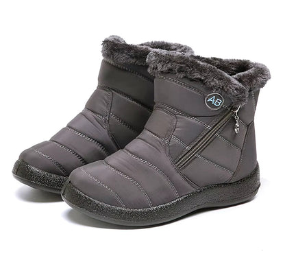 Boots Imperméable Femme en gris avec col en fourrure, vue rapprochée montrant la texture matelassée et la semelle antidérapante.