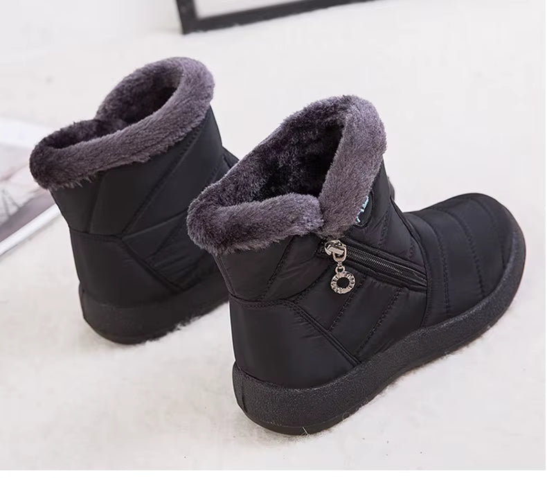 Boots Imperméable Femme noires avec col en fourrure grise, vue arrière, fermeture éclair sur le côté et semelle épaisse.