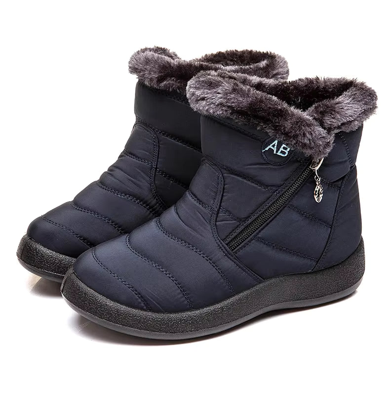 Boots Imperméable Femme en bleu marine avec col en fourrure grise, vue rapprochée mettant en avant la texture matelassée et la semelle antidérapante.