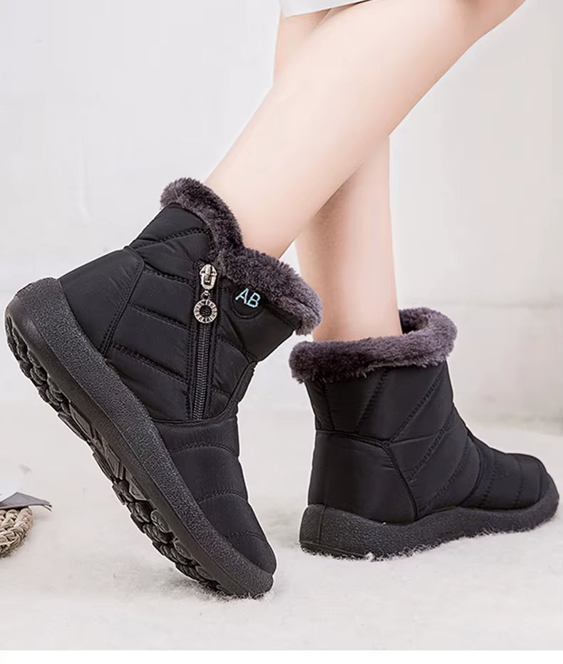 Boots Imperméable Femme noires avec doublure en fourrure grise, vue latérale sur la semelle antidérapante et la fermeture éclair.