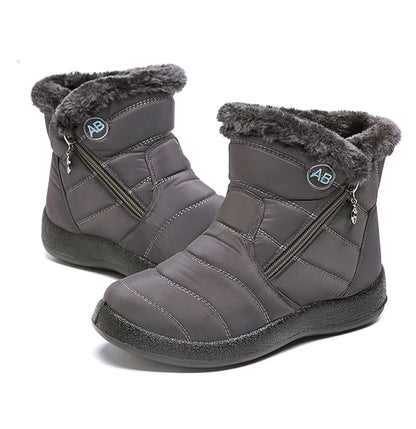 Boots Imperméable Femme en gris avec col en fourrure, vue latérale mettant en avant les fermetures éclair et la semelle antidérapante.