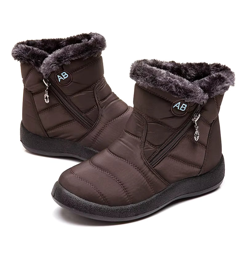 Boots Imperméable Femme en marron avec doublure en fourrure et zip latéral, vue de face mettant en avant le design et la semelle antidérapante.