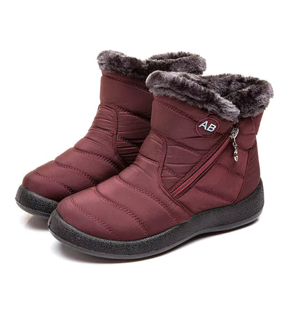 Boots Imperméable Femme en bordeaux avec doublure en fourrure et zip latéral, vue rapprochée mettant en avant la texture et la semelle antidérapante.