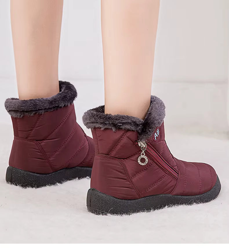 Boots Imperméable Femme en bordeaux avec doublure en fourrure et zip latéral, vue arrière mettant en avant le design et la semelle antidérapante.