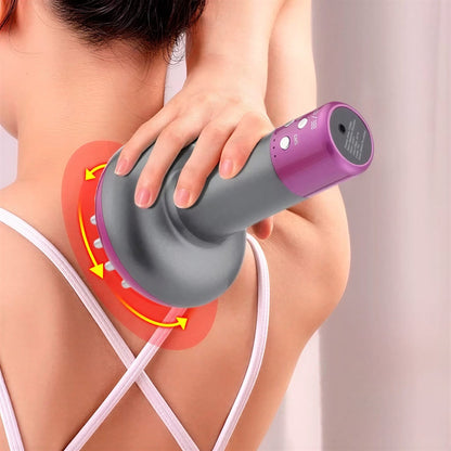 Brosse de massage anti-cellulite au design moderne - vue de près sur l'utilisation sur l'épaule avec une main tenant le produit