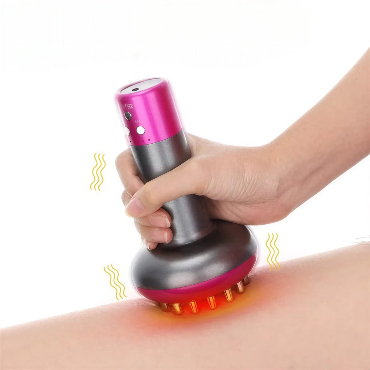 Brosse de massage anti-cellulite au design moderne - utilisation sur la cuisse avec une main tenant le produit, couleurs rose et argent