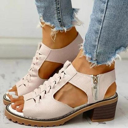 Anelo - Sandales d'été à tresses pour femmes – Sandales roses à talon avec tresses sur le devant, portées par une personne, sur un sol clair