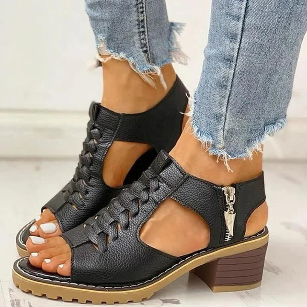 Anelo - Sandales d'été à tresses pour femmes – vue de côté sur des sandales noires avec tresses, portées avec un jean déchiré.