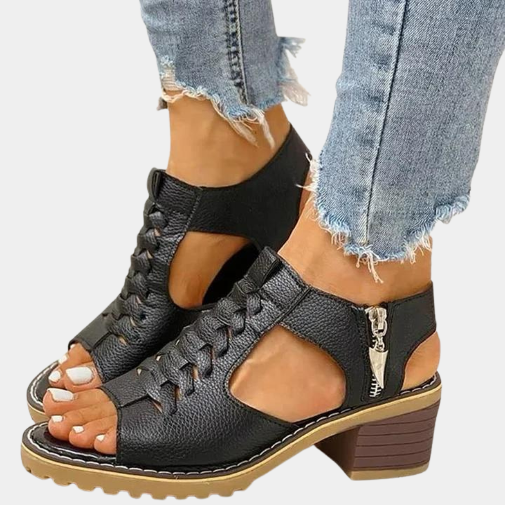 Anelo - Sandales d'été à tresses pour femmes – Sandales noires à talon avec tresses sur le devant, portées par une personne en jean déchiré