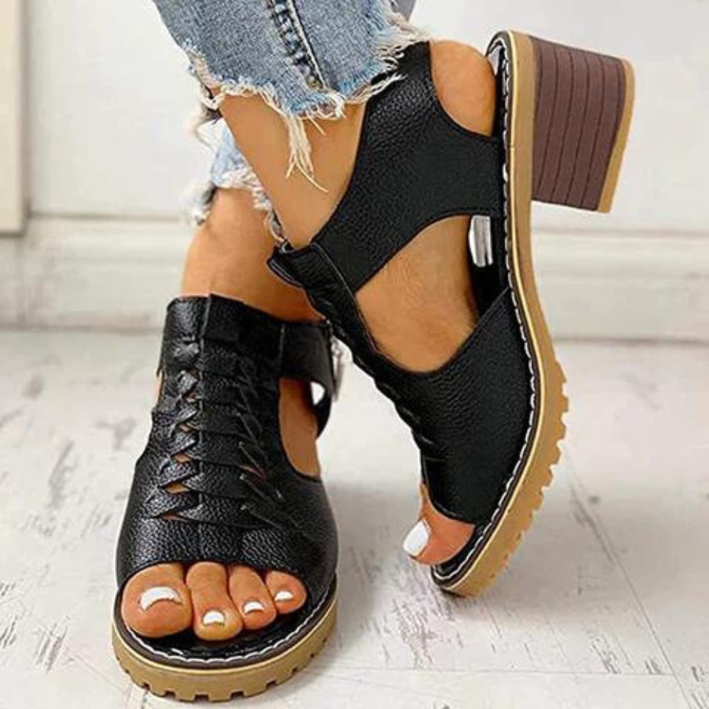 Anelo - Sandales d'été à tresses pour femmes – Sandales noires avec tresses, portées par une personne, détail sur le talon et la semelle