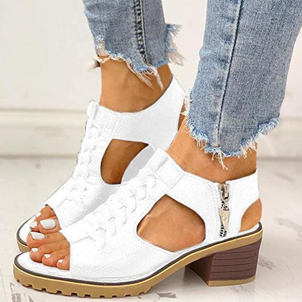 Anelo - Sandales d'été à tresses pour femmes – vue rapprochée sur des sandales blanches avec tresses, portées avec un jean déchiré.
